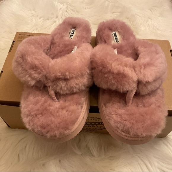 Fireside by Dearfoams Auburn Genuine Shearling Thong Slippers New in Box Size 8 - Picture 4 of 11